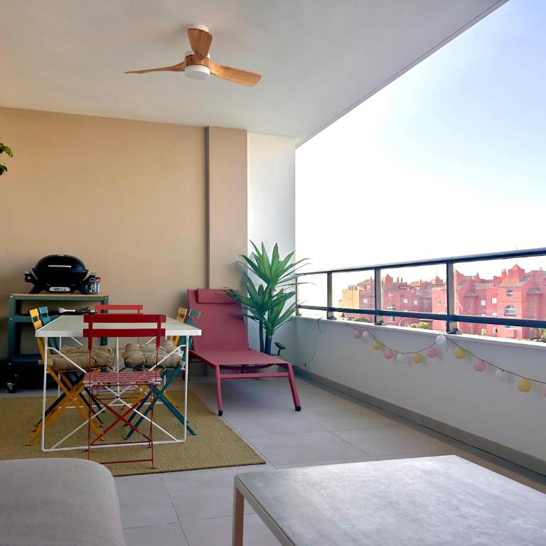 Newly built, colorful apartment with sea views - Apartment mit 2 Schlafzimmern, einem Balkon und Meerblick - 3