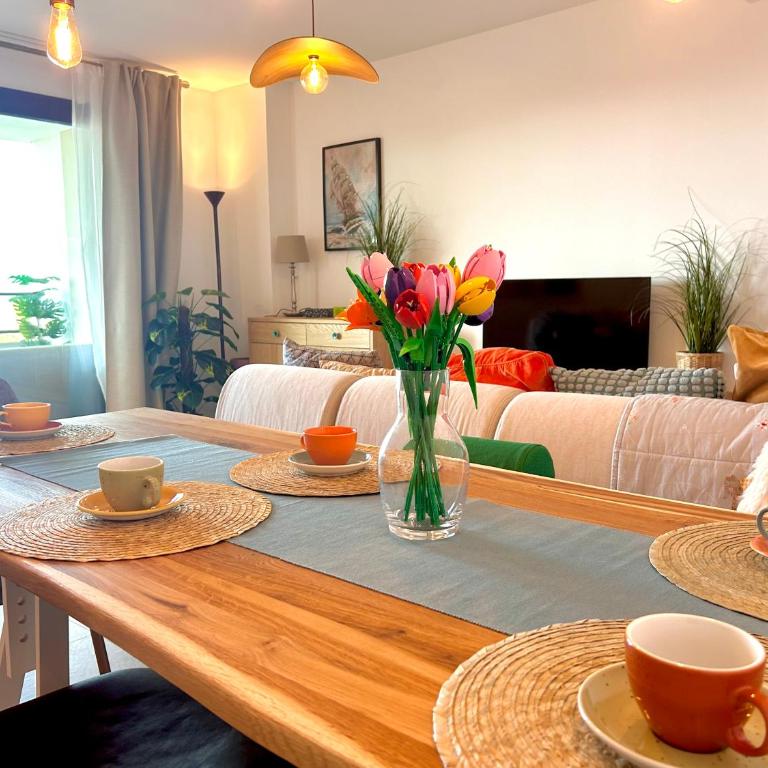Newly built, colorful apartment with sea views - Apartment mit 2 Schlafzimmern, einem Balkon und Meerblick - 4