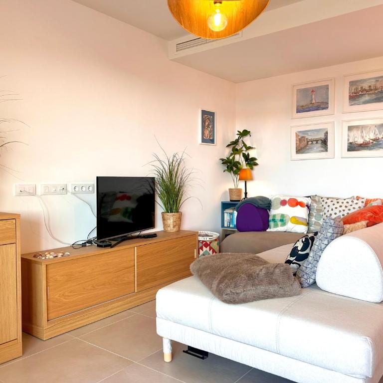 Newly built, colorful apartment with sea views - Apartment mit 2 Schlafzimmern, einem Balkon und Meerblick - 20