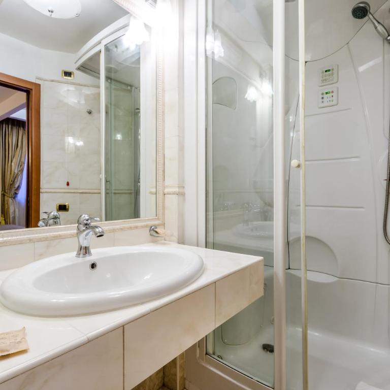 Luxury Rooms H 2000 Roma - Camera Tripla - 3