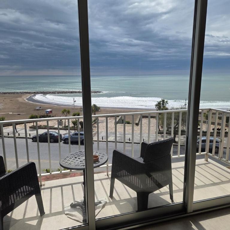 Frente al mar renovado en Varese, balcón con vista total - Apartamento de 2 dormitorios - 25