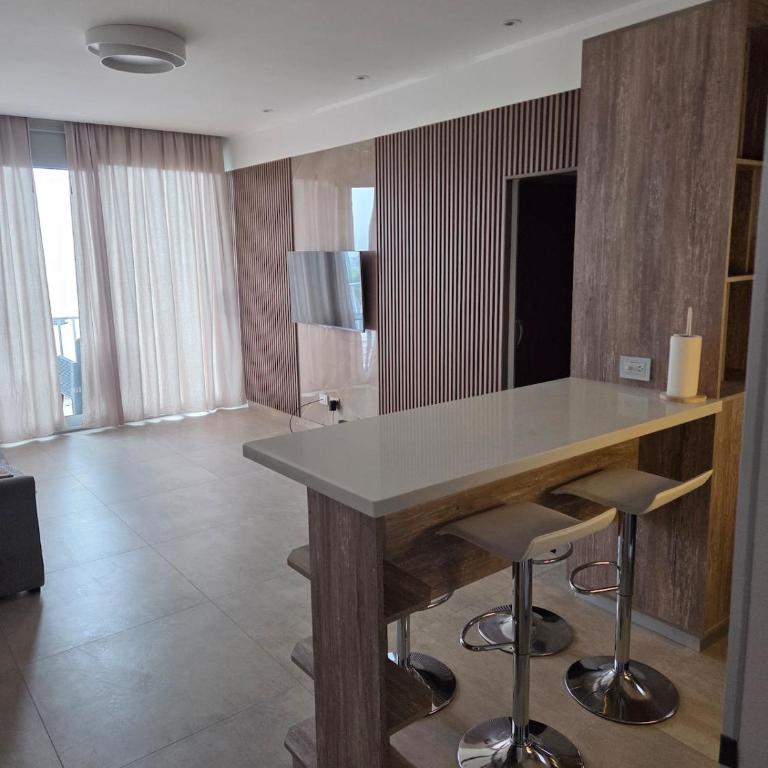 Frente al mar renovado en Varese, balcón con vista total - Apartamento de 2 dormitorios - 11