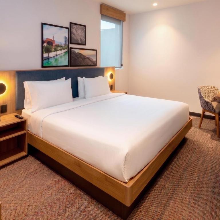 Hampton by Hilton Monterrey Tecnológico - Habitación con cama extragrande. - 2