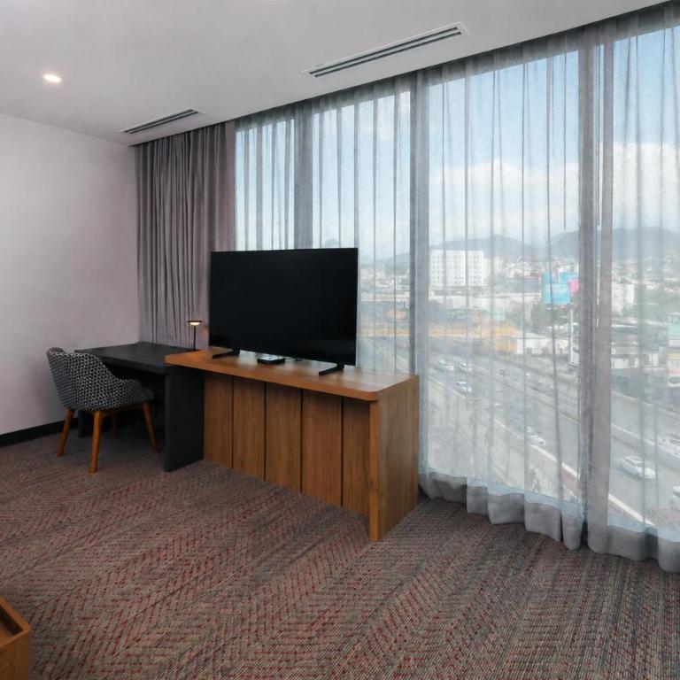 Hampton by Hilton Monterrey Tecnológico - Suite Estudio con vistas a la ciudad - 1 cama extragrande - 2