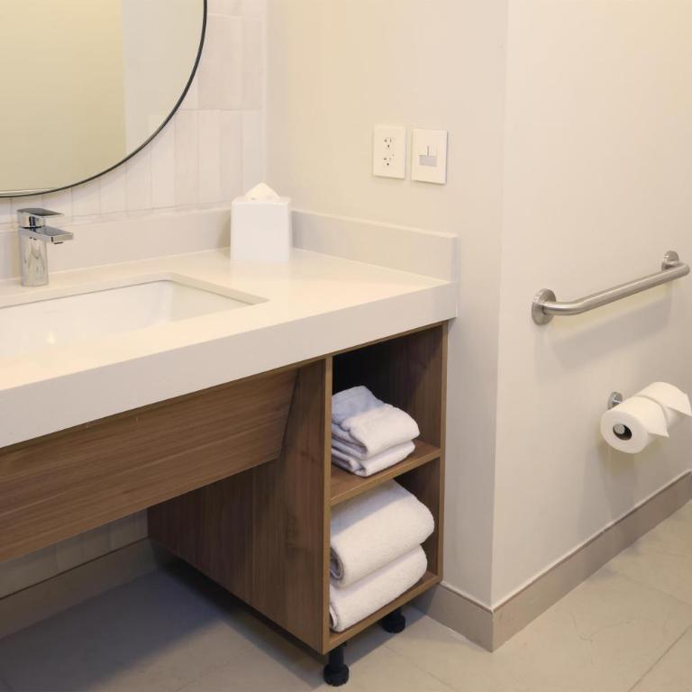 Hampton by Hilton Monterrey Tecnológico - Habitación Doble - 2 camas dobles - 12