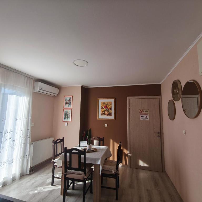 Apartman Centar - Apartment mit Terrasse - 3