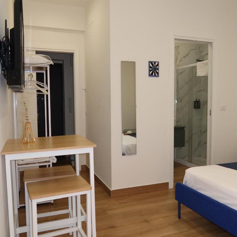 Neapolitan Suites - Deluxe Double Room - 18