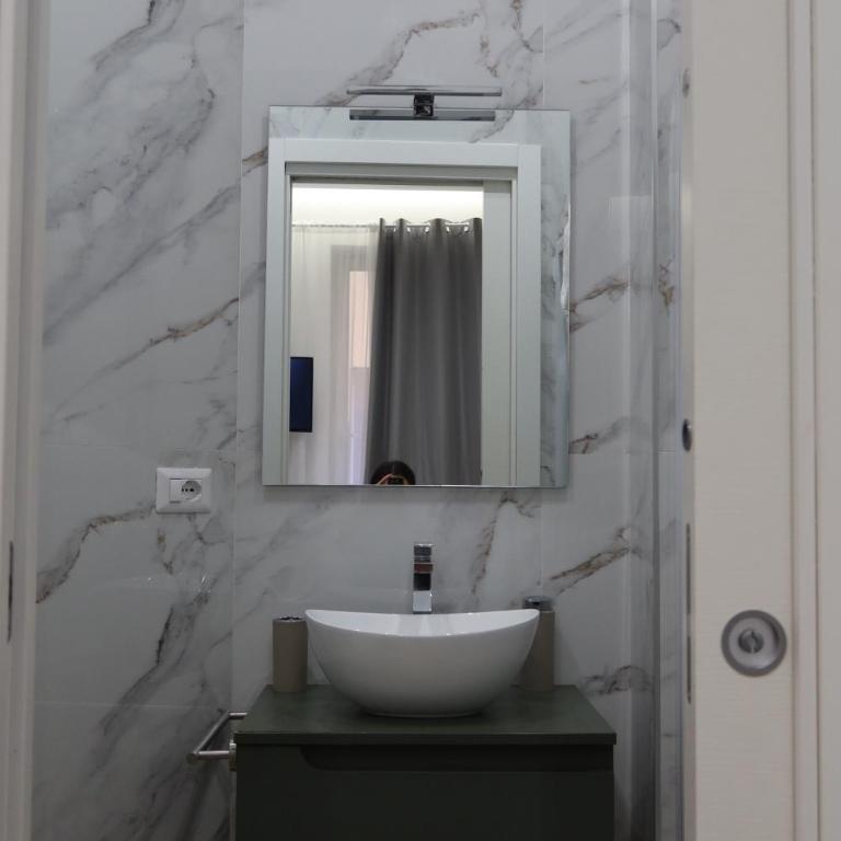 Neapolitan Suites - Deluxe Double Room - 9