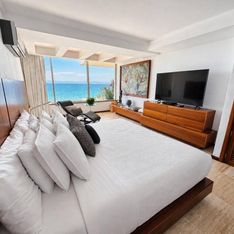 Beachfront Oasis with a View - Apartment - 10