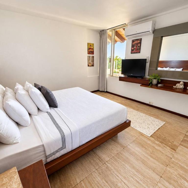 Beachfront Oasis with a View - Apartment - 14