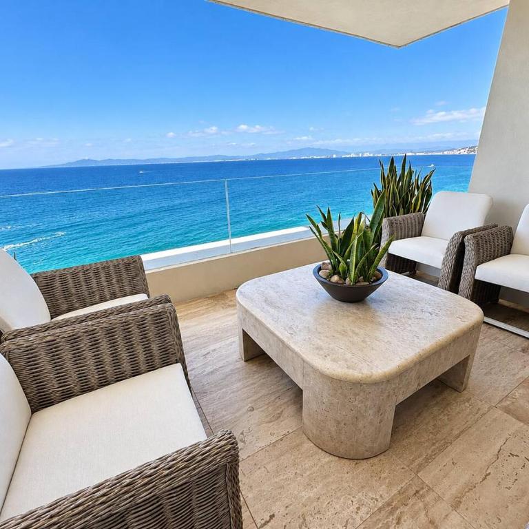 Beachfront Oasis with a View - Apartment - 21