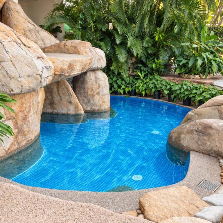 Beachfront Oasis with a View - Apartment - 43