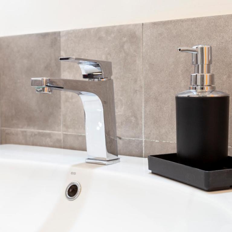 Pregiata camera con bagno privato - Blu di Prussia - Appartamento con 1 Camera da Letto - 15