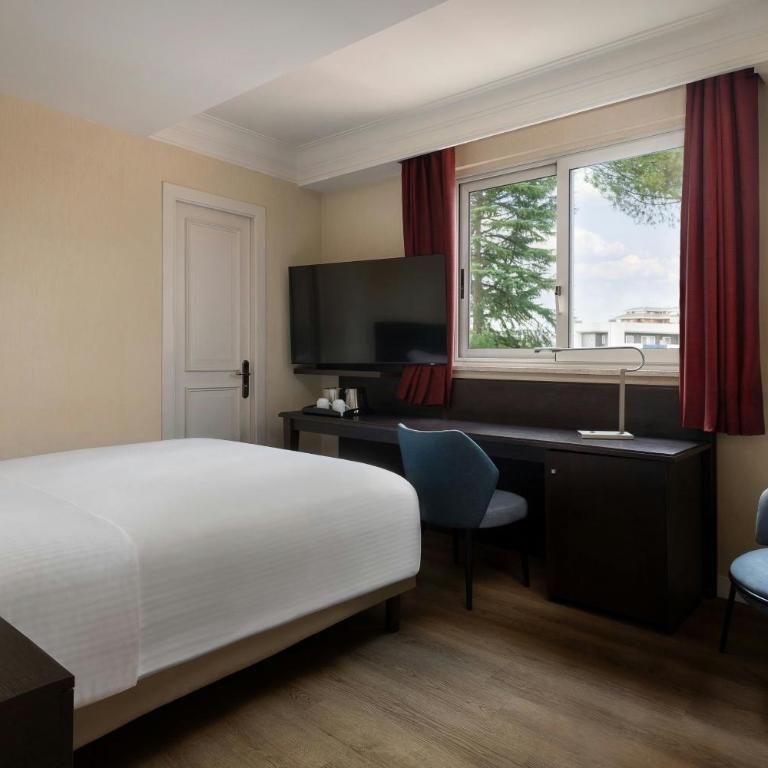 Courtyard by Marriott Rome Central Park - Small Queen Room - 3