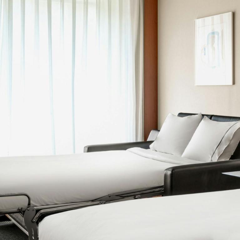 AC Hotel La Rioja by Marriott - Habitación Triple con cama extragrande y sofá cama - 2