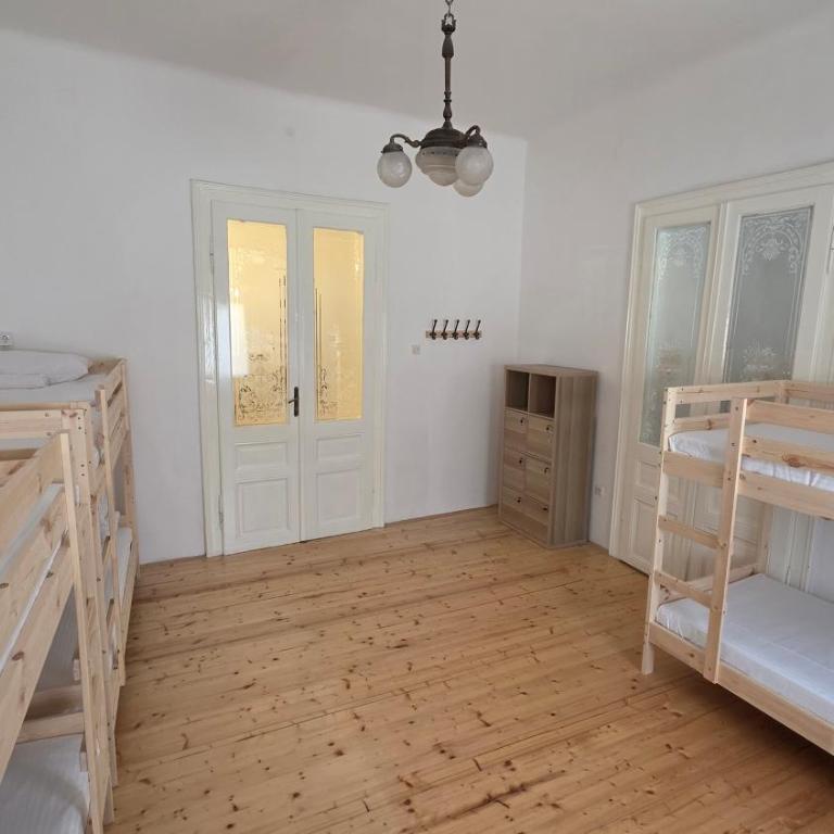 Hostel Province - Krevet u 6-krevetnoj Mešanoj Spavaonici - 1