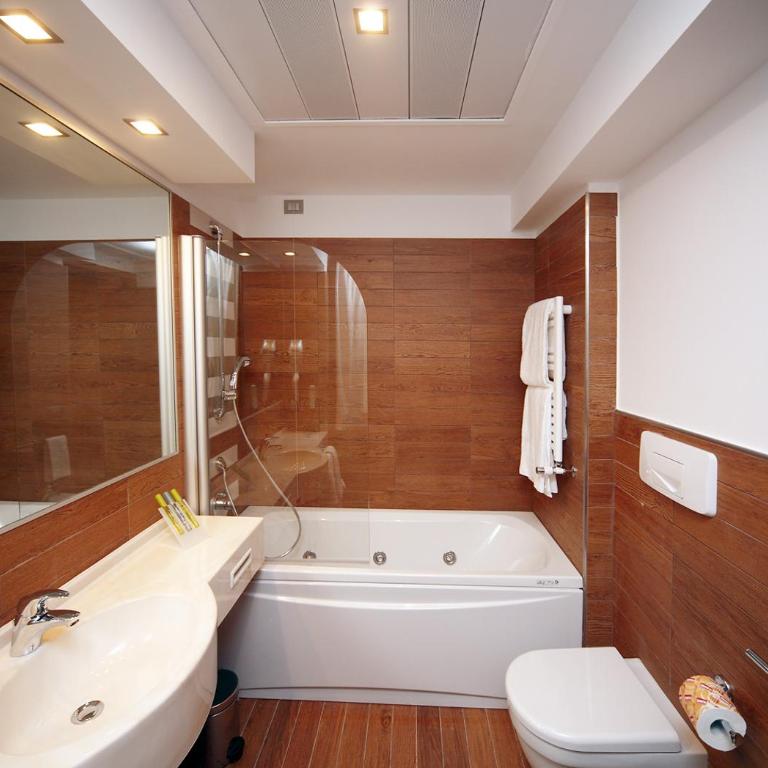 E' Hotel - Camera Matrimoniale Comfort - 5