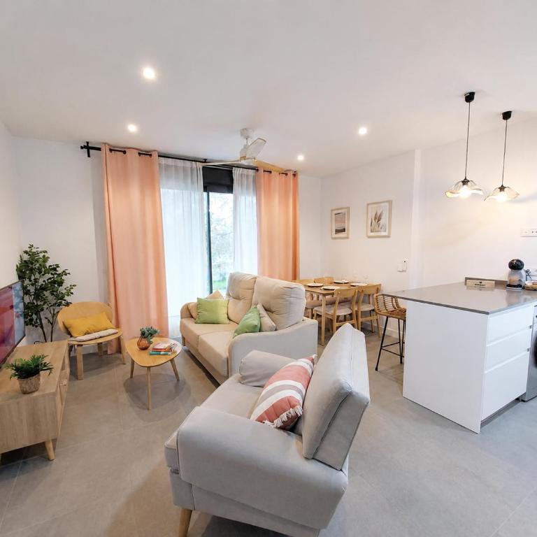 Golden Hour Costa del Sol -Steps from the Beach, Pool & Free Parking - Appartamento con 2 Camere da Letto - 2