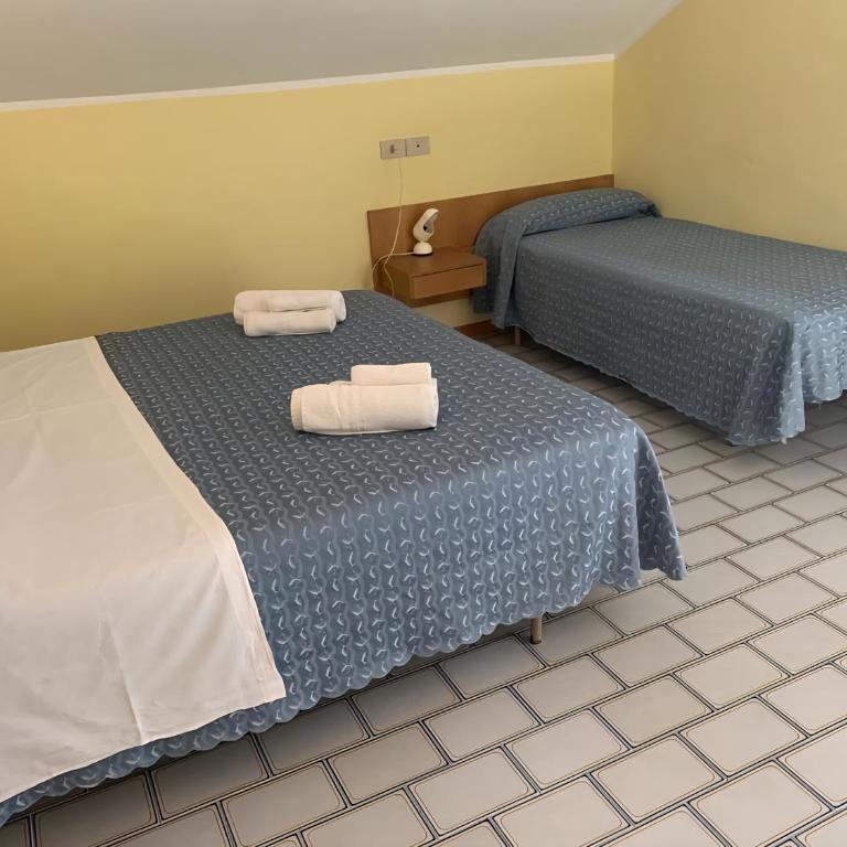 Hotel Nives - Camera Matrimoniale con Letto Aggiuntivo - Senza Balcone - 1