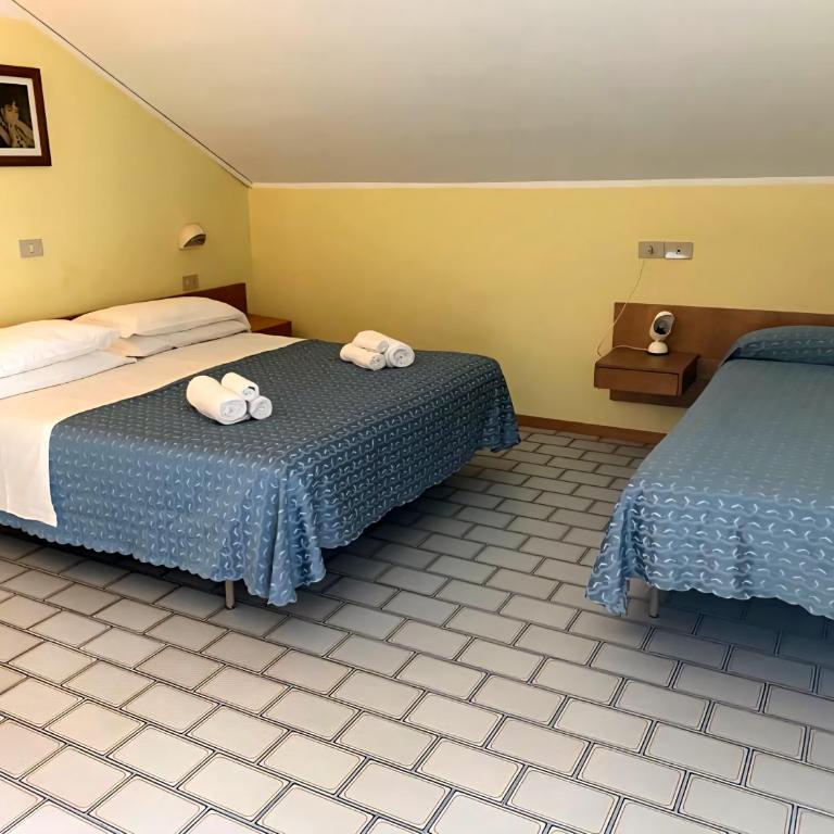 Hotel Nives - Camera Matrimoniale con Letto Aggiuntivo - Senza Balcone - 2