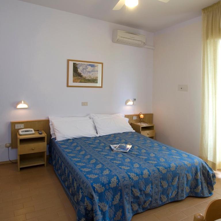 Hotel Nives - Camera Matrimoniale con Balcone - 2