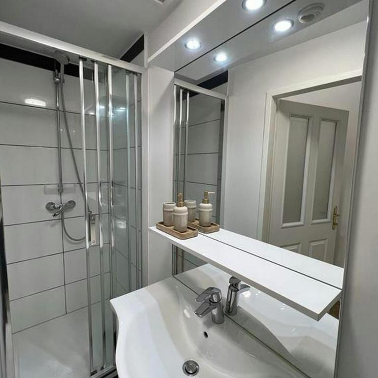 Elegante alojamiento en el corazon de Madrid junto a Arenal - Apartamento de 1 dormitorio - 2