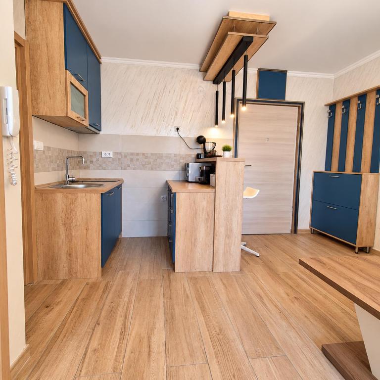 Luxury Apartment-Aurora 33 Free Parking City Center - Apartment with Balcony - 8