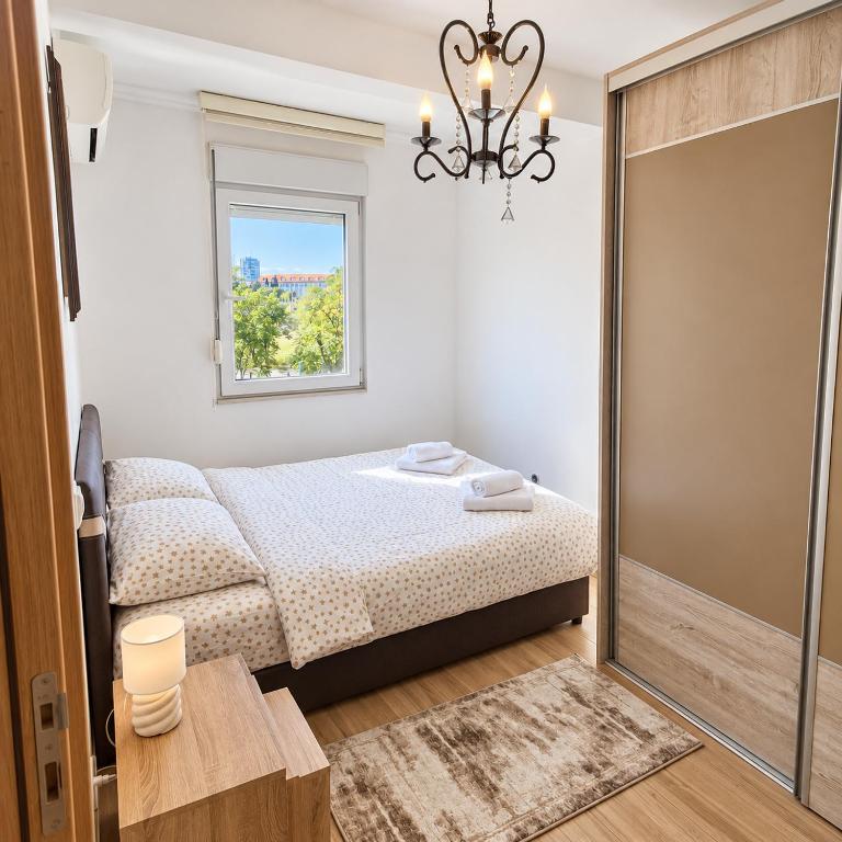 Luxury Apartment-Aurora 33 Free Parking City Center - Apartment with Balcony - 11