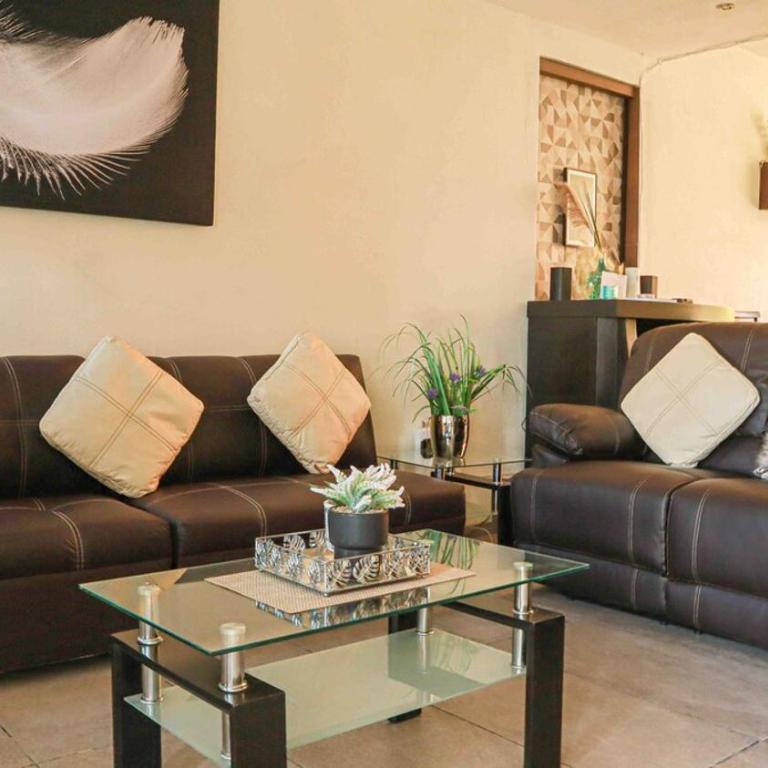 De Lux - Four-Bedroom House - 1