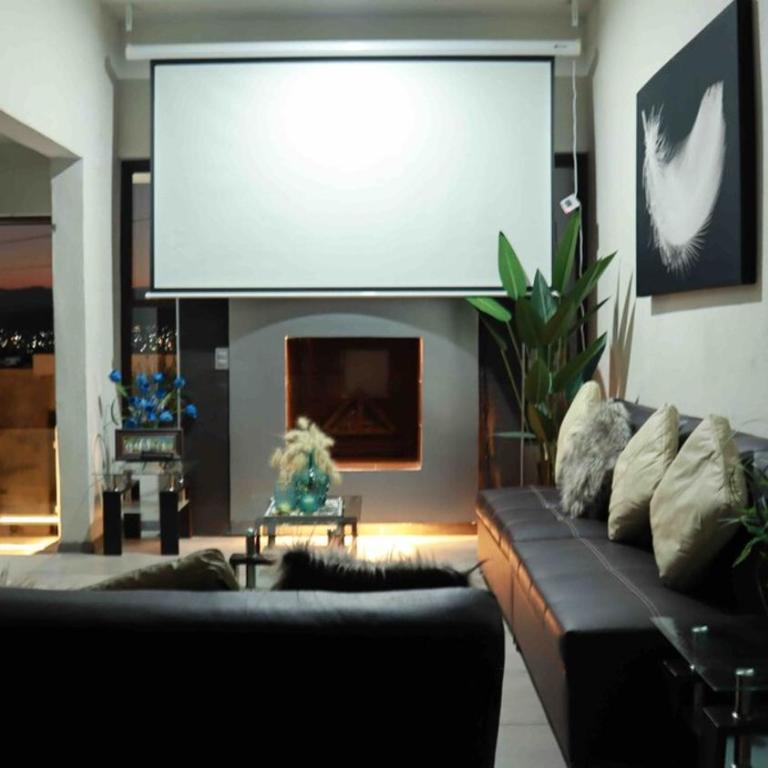 De Lux - Four-Bedroom House - 2