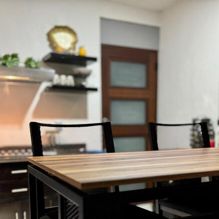 De Lux - Four-Bedroom House - 6