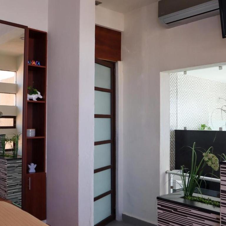 De Lux - Four-Bedroom House - 18