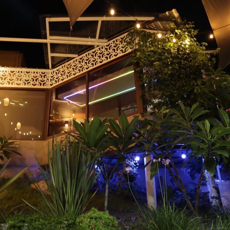 De Lux - Four-Bedroom House - 47