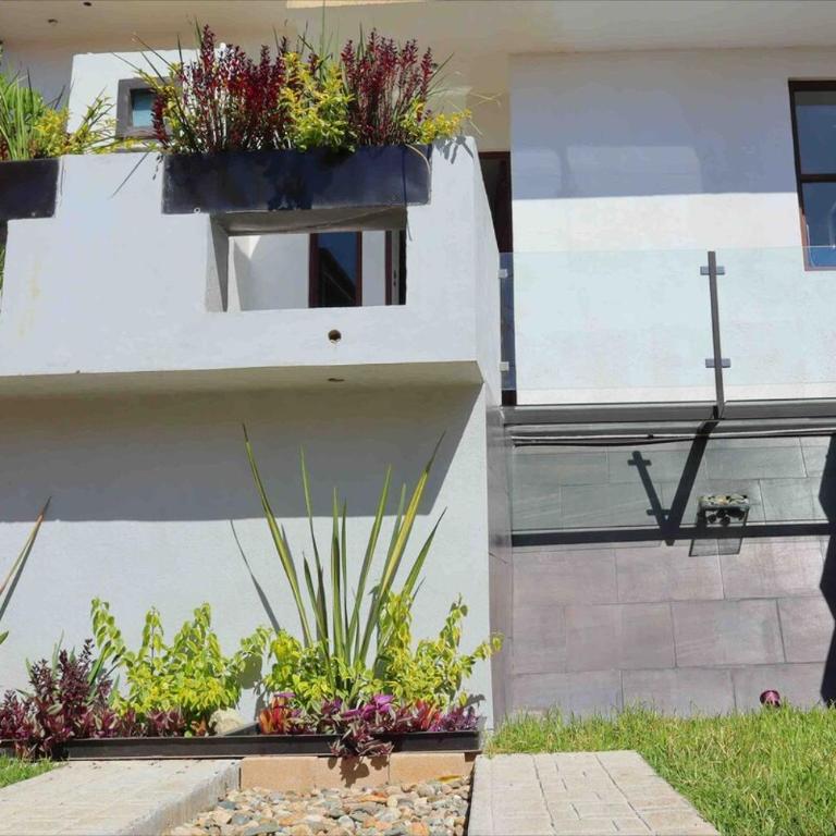 De Lux - Four-Bedroom House - 72