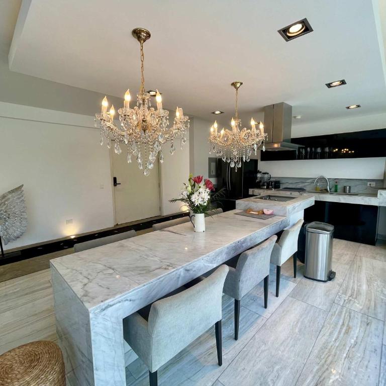 Black House - 6BR Penthouses with Rooftop & Pools - Apartamento - 6