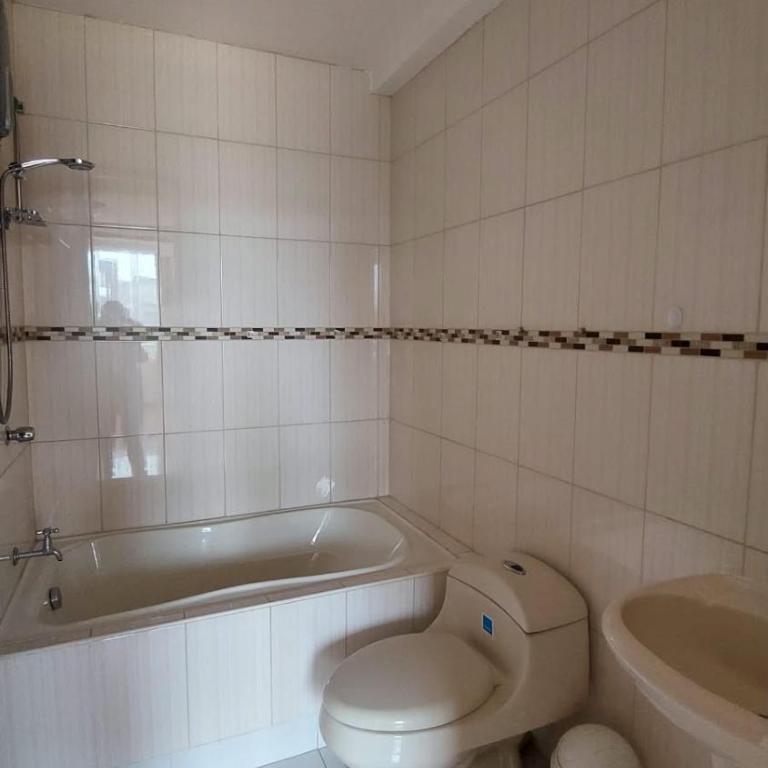 Casa de 2 pisos con cochera y vista al parque - One-Bedroom House - 12