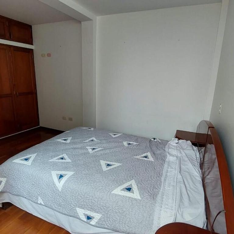Casa de 2 pisos con cochera y vista al parque - One-Bedroom House - 15