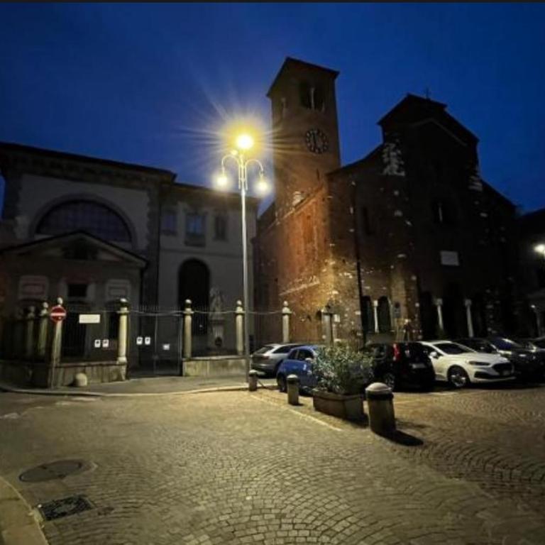 Duomo 2 min a piedi - 95mq Designer con Posto Auto Privato Incluso Aria Condizionata - Appartamento con 2 Camere da Letto - 11