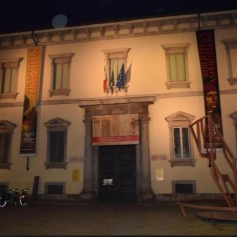 Duomo 2 min a piedi - 95mq Designer con Posto Auto Privato Incluso Aria Condizionata - Appartamento con 2 Camere da Letto - 12