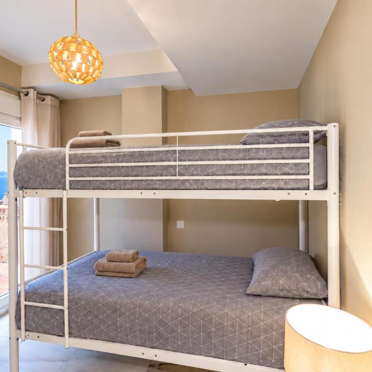 Ruim 3-slaapkamerappartement met zwembad en 2 privéparkeerplaatsen - Three-Bedroom Apartment - 11