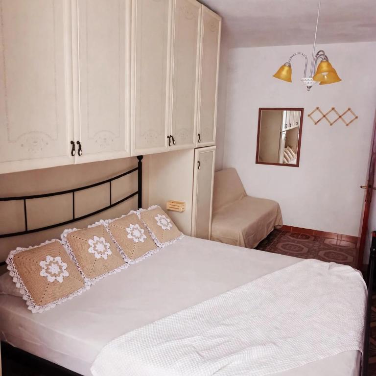 Stromae Central Apartment Cefalu 1 Minute Duomo Beach Free WiFi - Two-Bedroom Apartment with Balcony - 17