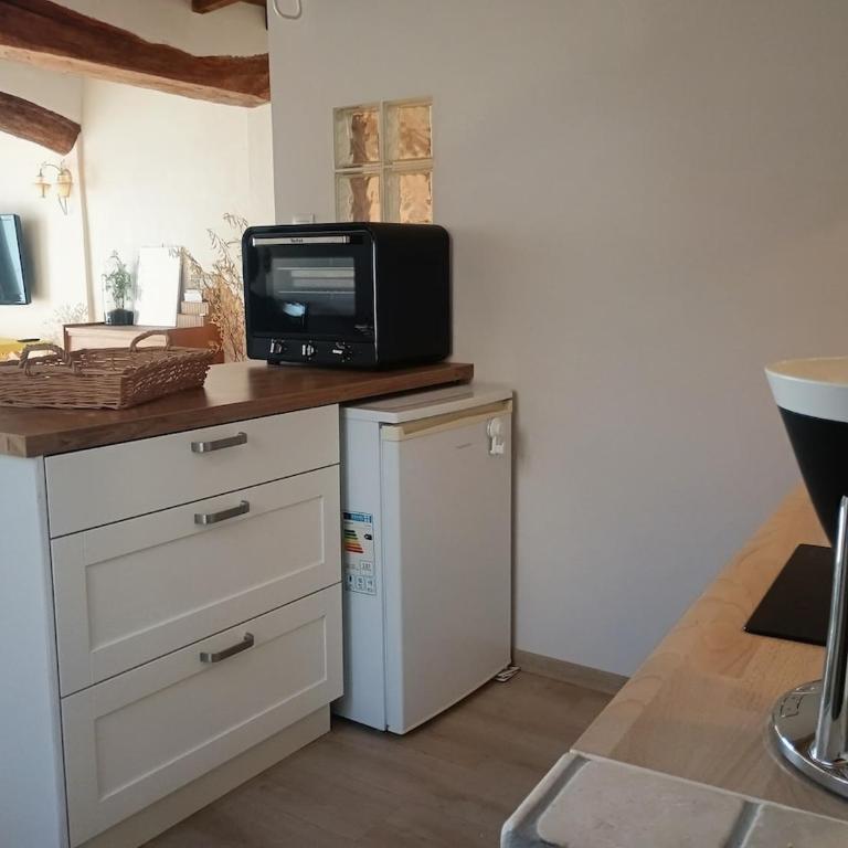 Secret de Provence Studio Rénové Hypercentre de L'Isle sur la sorgue cosy avec vue sur les toits - Apartment mit 1 Schlafzimmer - 7