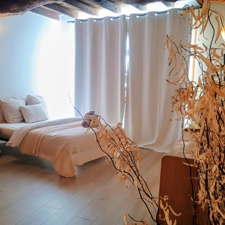 Secret de Provence Studio Rénové Hypercentre de L'Isle sur la sorgue cosy avec vue sur les toits - Apartment mit 1 Schlafzimmer - 12