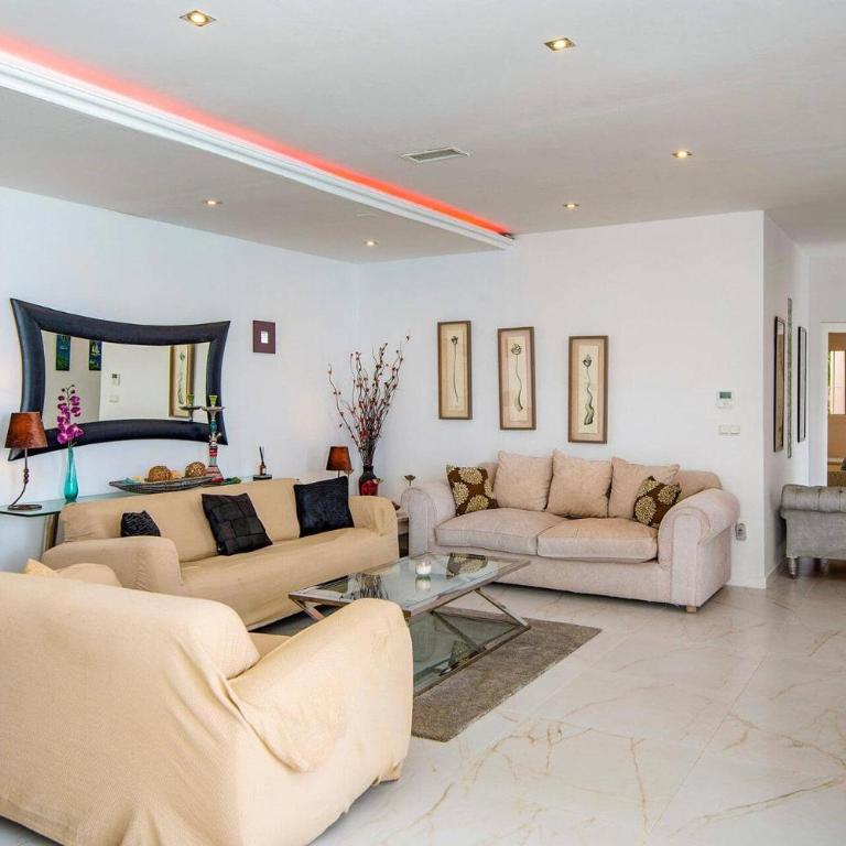 Villa Blue Lodge by Villa Plus - Villa - 18