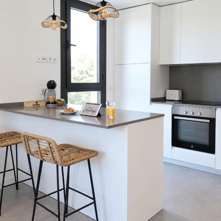 Golden Hour Costa del Sol -Steps from the Beach, Pool & Free Parking - Appartamento con 2 Camere da Letto - 20
