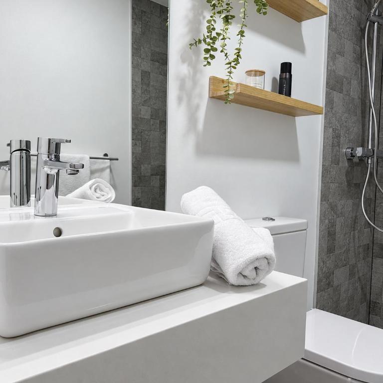 Golden Hour Costa del Sol -Steps from the Beach, Pool & Free Parking - Appartamento con 2 Camere da Letto - 32