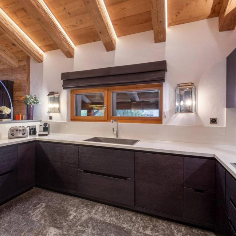 Mountain Escape Apartment Easy Access & Private Parking - Apartment - 11