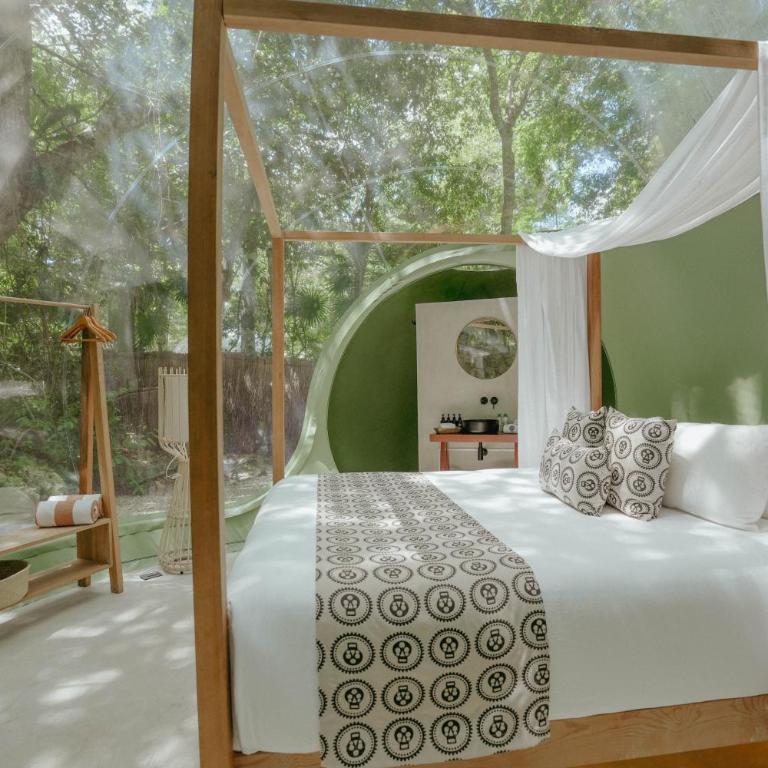 Óom Bubble Boutique Glamping by RUHA - Habitación con cama grande y vistas al jardín - 2