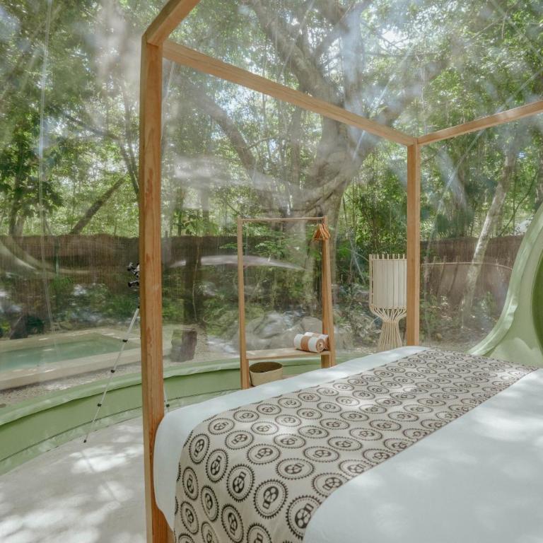 Óom Bubble Boutique Glamping by RUHA - Habitación con cama grande y vistas al jardín - 4