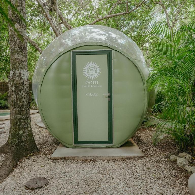 Óom Bubble Boutique Glamping by RUHA - Habitación con cama grande y vistas al jardín - 5
